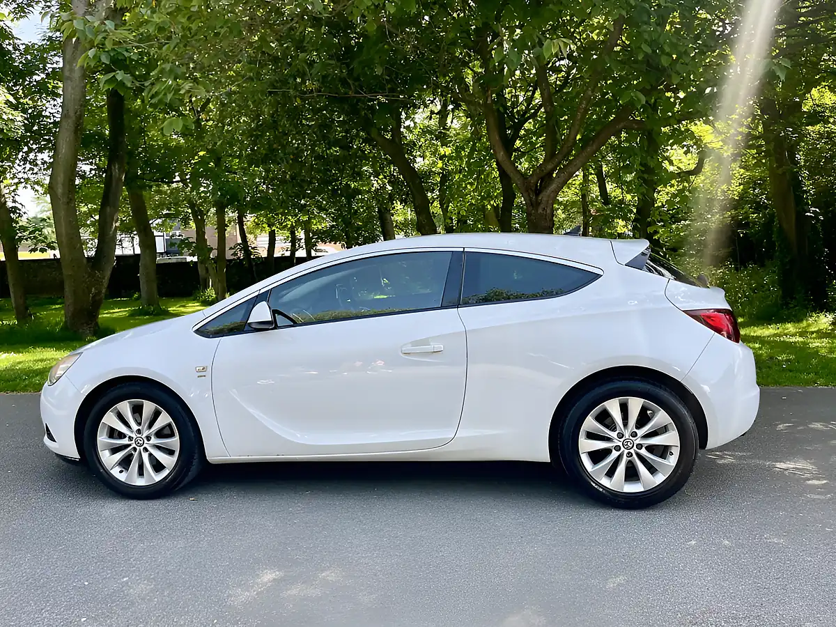 Used 2013 Vauxhall Astra Gtc Sri White - Interior and Exterior details 8
