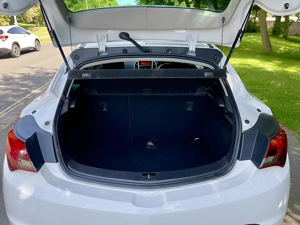 Used 2013 Vauxhall Astra Gtc Sri White - Interior and Exterior details 9
