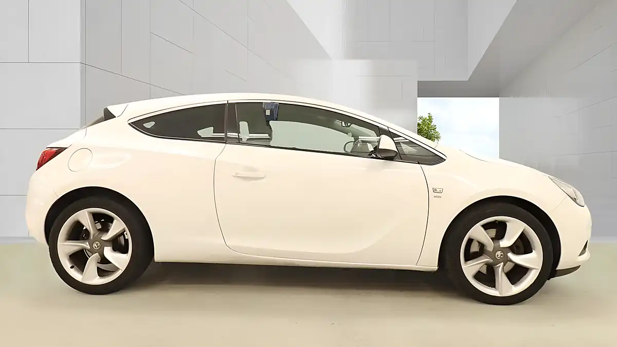 Used 2013 Vauxhall Astra Gtc Sri White - Interior and Exterior details 7