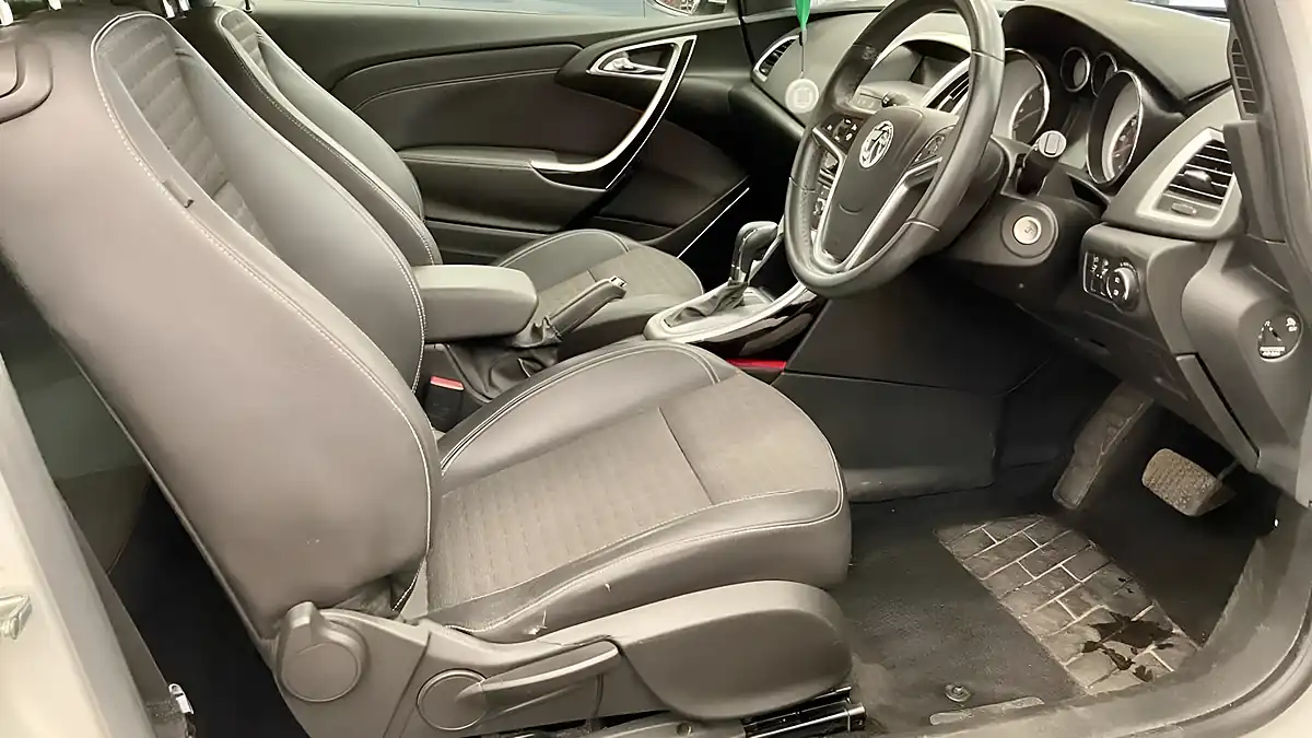 Used 2013 Vauxhall Astra Gtc Sri White - Interior and Exterior details 8