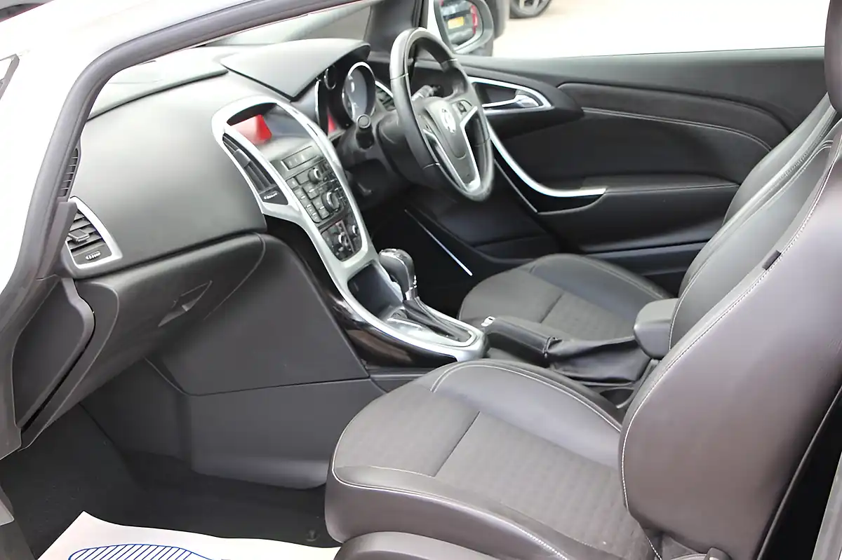 Used 2013 Vauxhall Astra Gtc Sri White - Interior and Exterior details 12