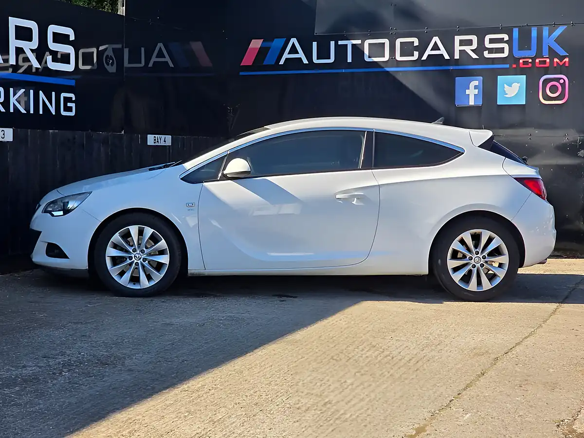 Used 2013 Vauxhall Astra Gtc Sri White - Interior and Exterior details 8
