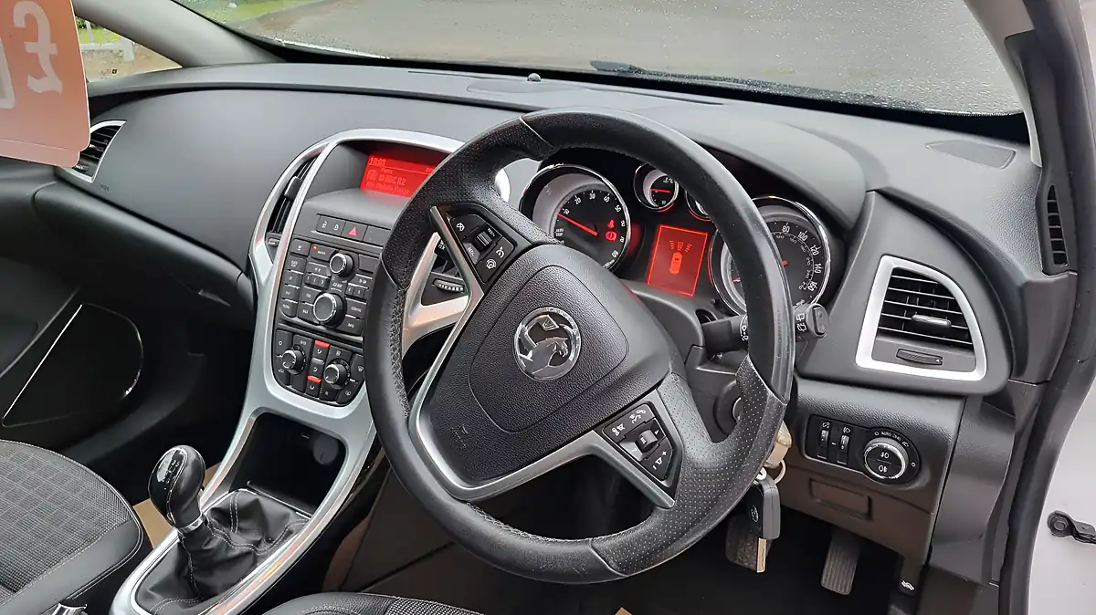 Used 2013 Vauxhall Astra Gtc Sri White - Interior and Exterior details 12