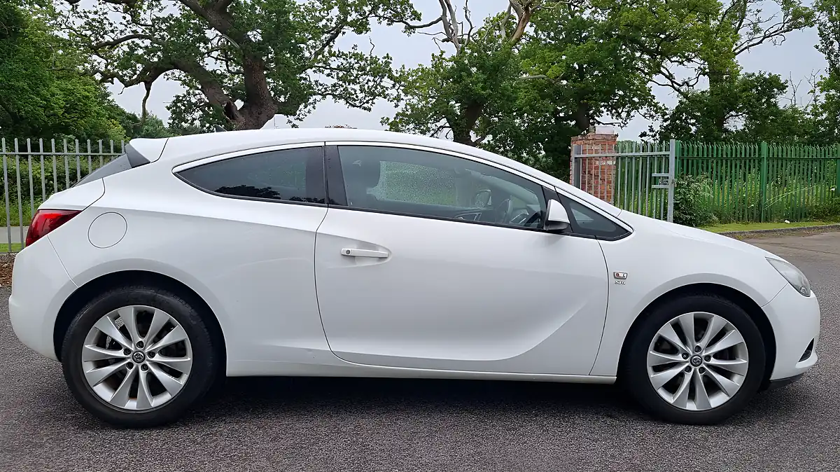 Used 2013 Vauxhall Astra Gtc Sri White - Interior and Exterior details 3