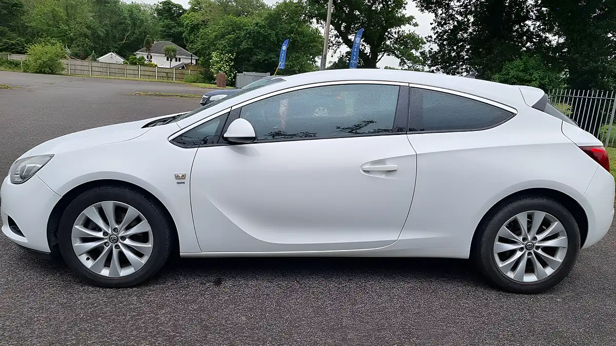 Used 2013 Vauxhall Astra Gtc Sri White - Interior and Exterior details 8