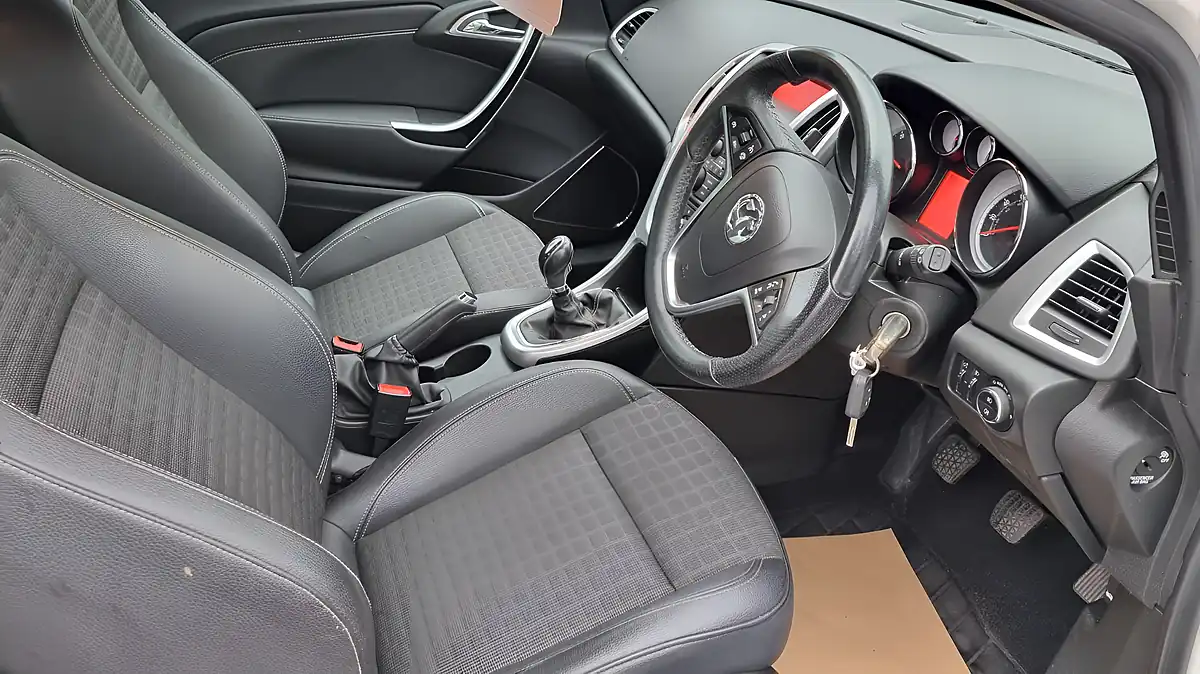 Used 2013 Vauxhall Astra Gtc Sri White - Interior and Exterior details 9