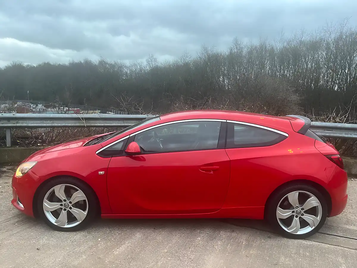 Used 2013 Vauxhall Astra Gtc Vxr Red - Interior and Exterior details 12