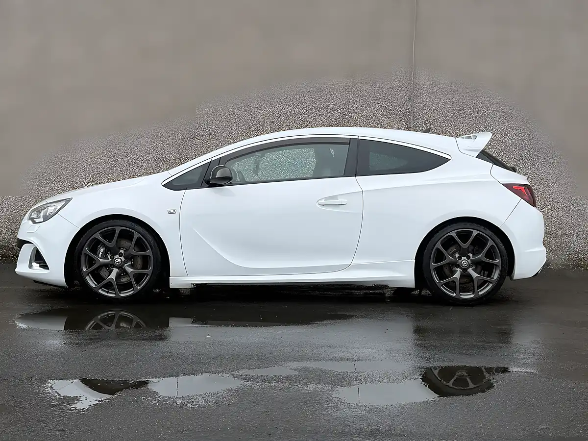 Used 2013 Vauxhall Astra Gtc Vxr White - Interior and Exterior details 4