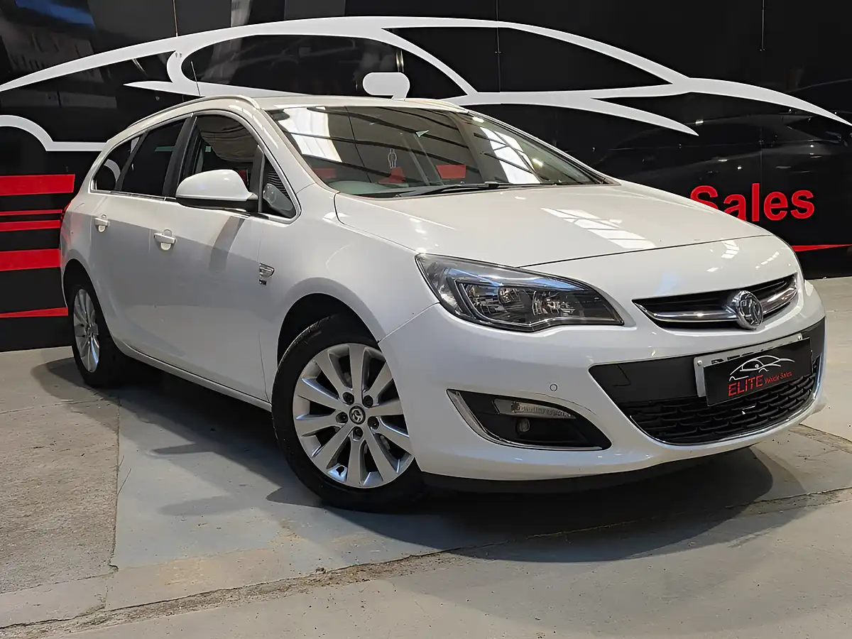 Used 2013 Vauxhall Astra Se White - Front View