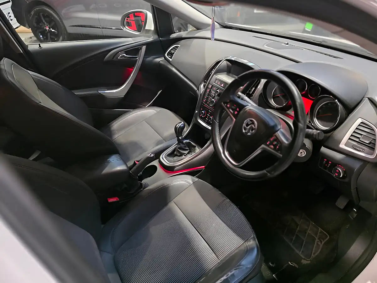 Used 2013 Vauxhall Astra Se White - Interior and Exterior details 10