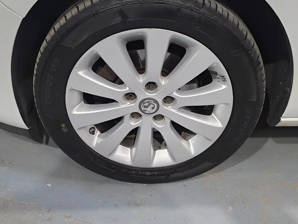 Used 2013 Vauxhall Astra Se White - Interior and Exterior details 14