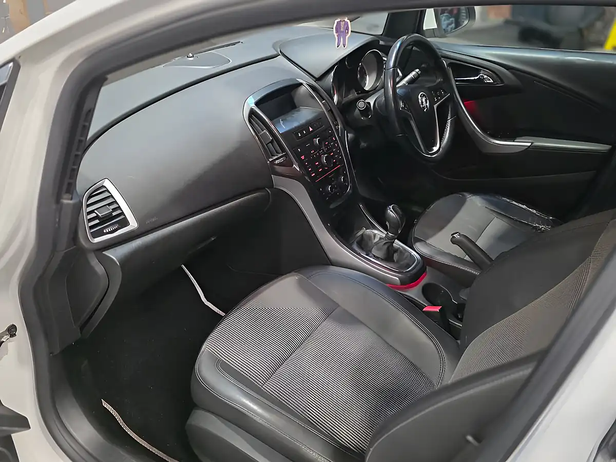 Used 2013 Vauxhall Astra Se White - Interior and Exterior details 15