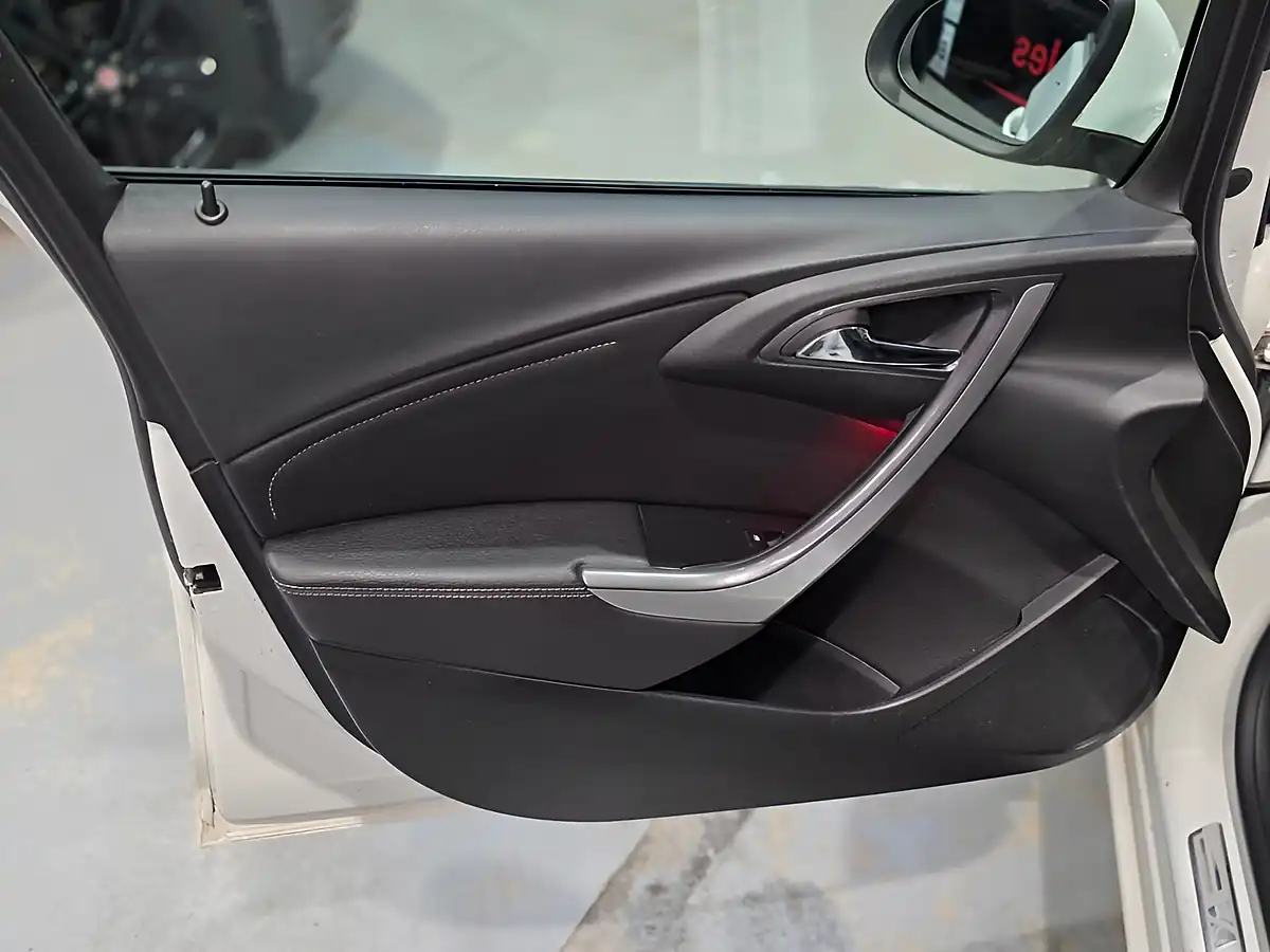 Used 2013 Vauxhall Astra Se White - Interior and Exterior details 16