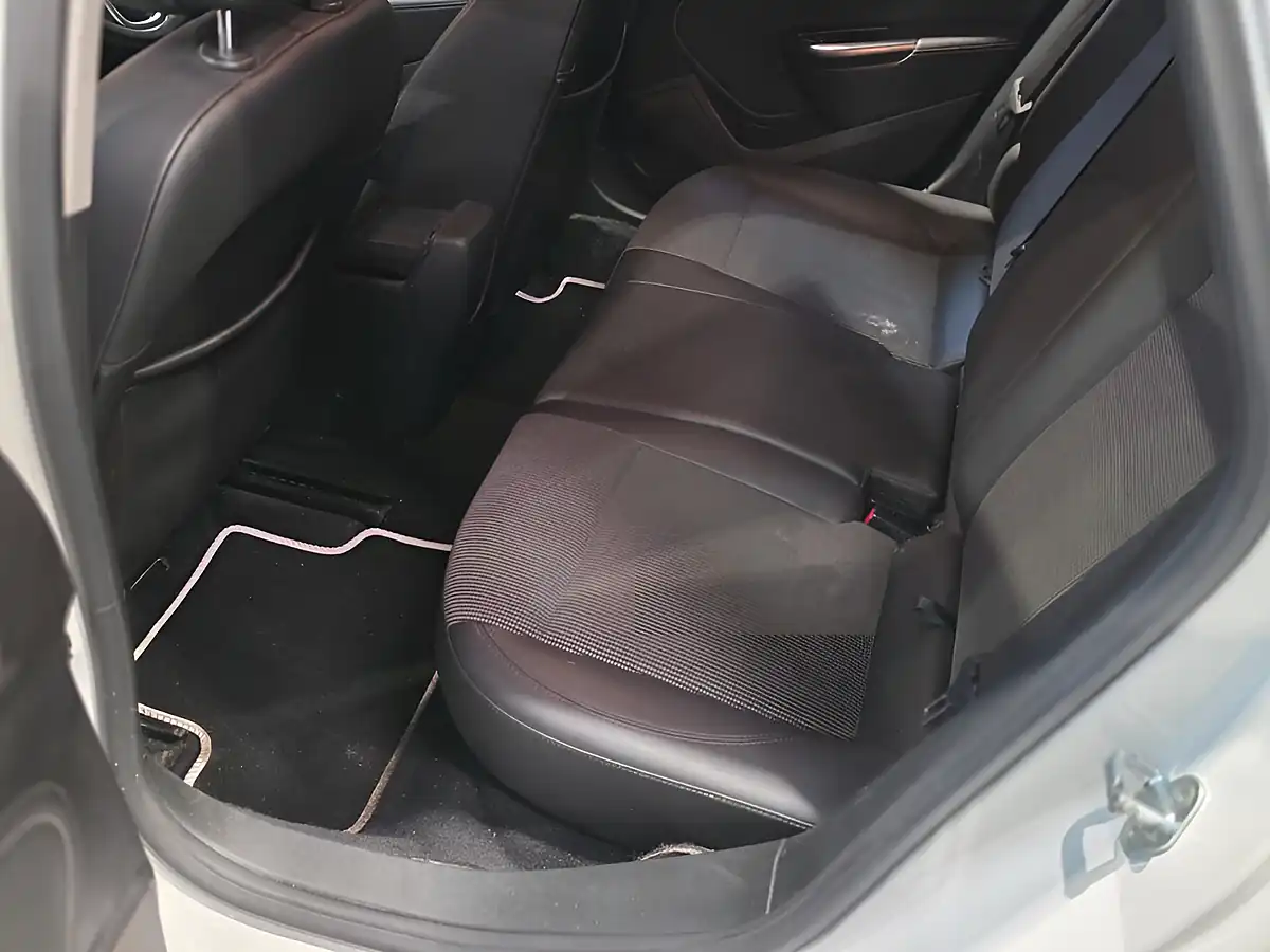 Used 2013 Vauxhall Astra Se White - Interior and Exterior details 17