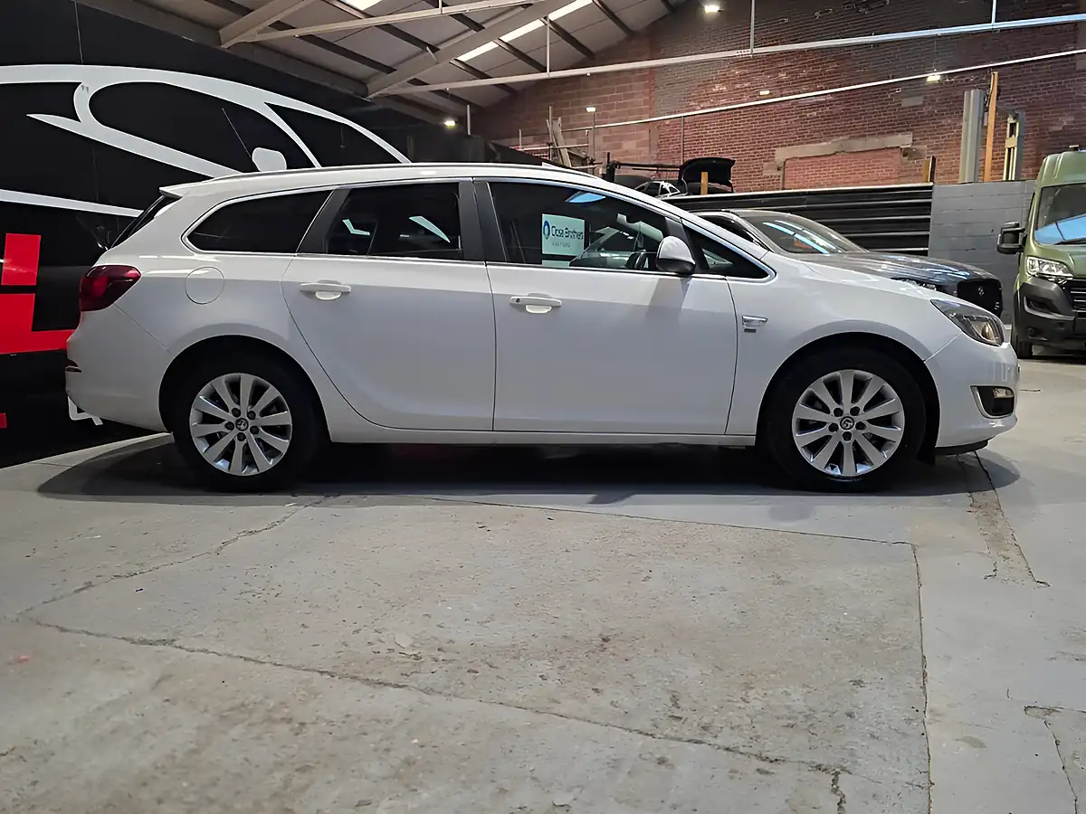 Used 2013 Vauxhall Astra Se White - Interior and Exterior details 3