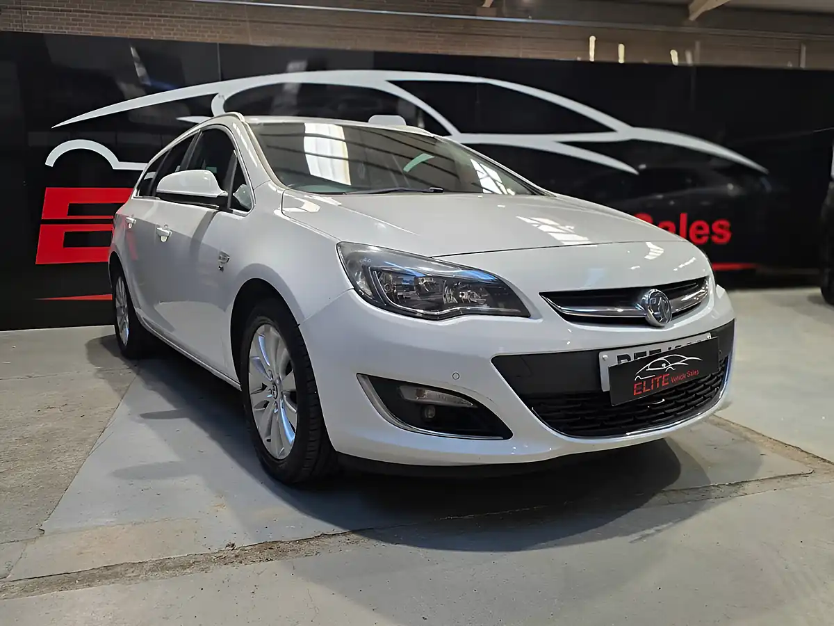 Used 2013 Vauxhall Astra Se White - Interior and Exterior details 5
