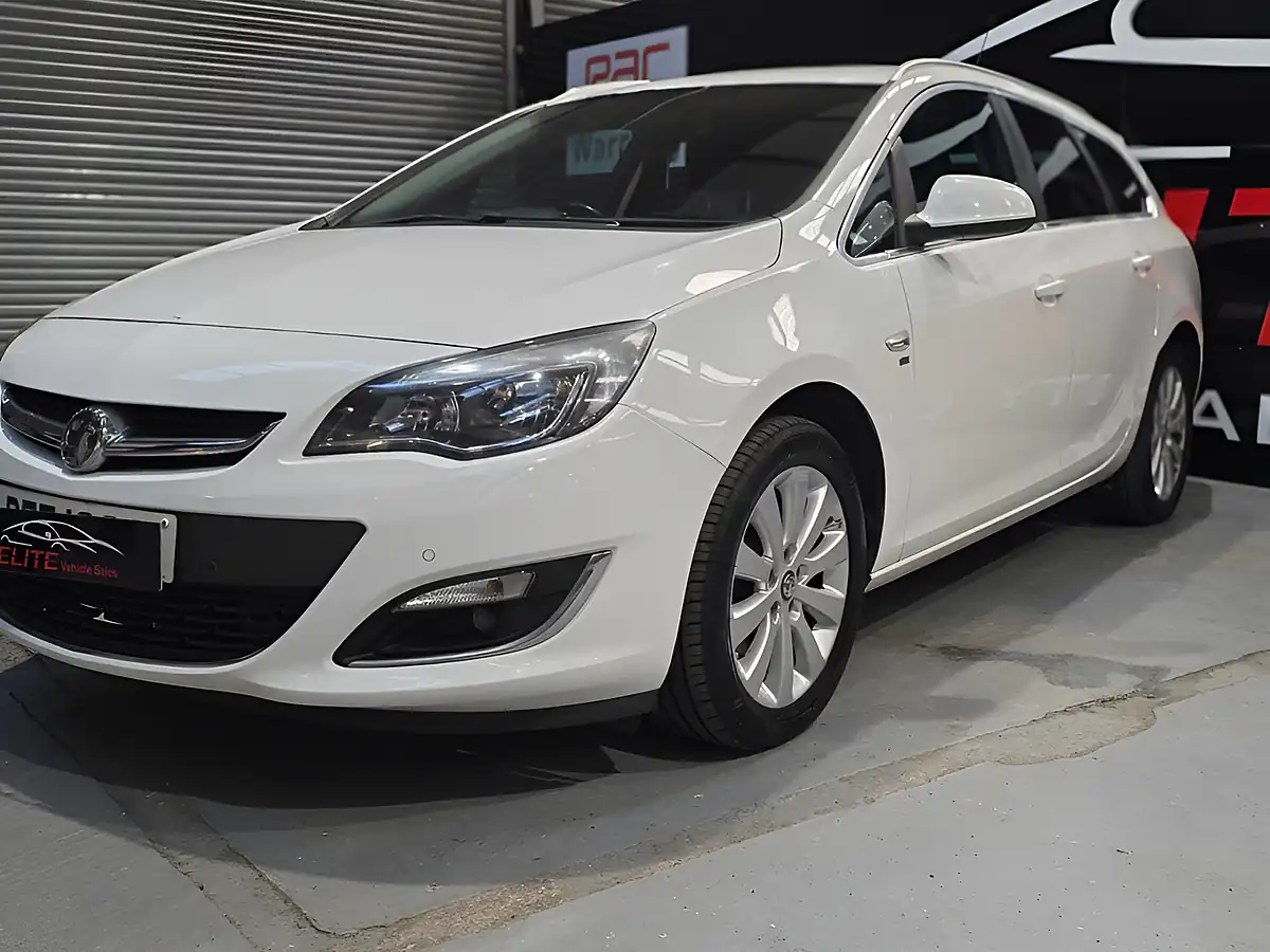 Used 2013 Vauxhall Astra Se White - Interior and Exterior details 6