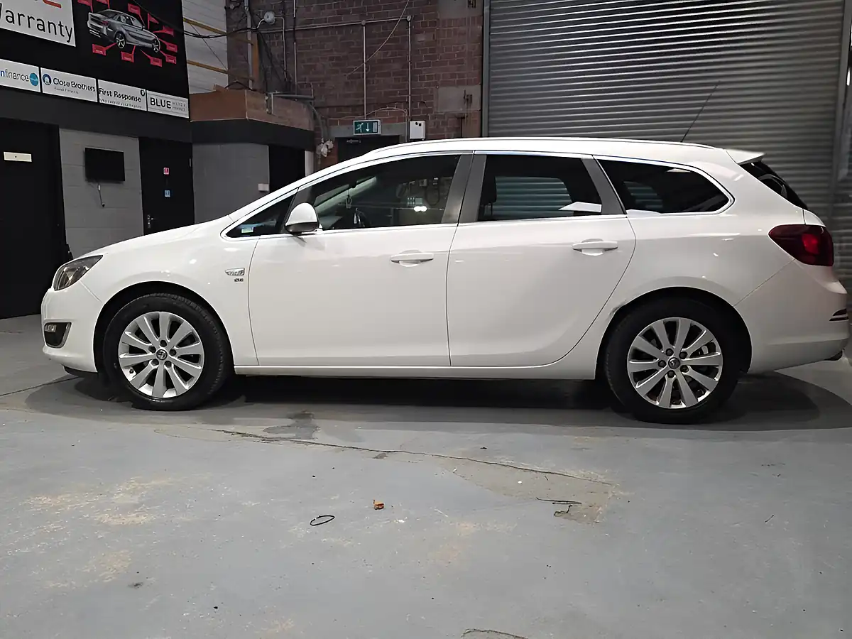 Used 2013 Vauxhall Astra Se White - Interior and Exterior details 7