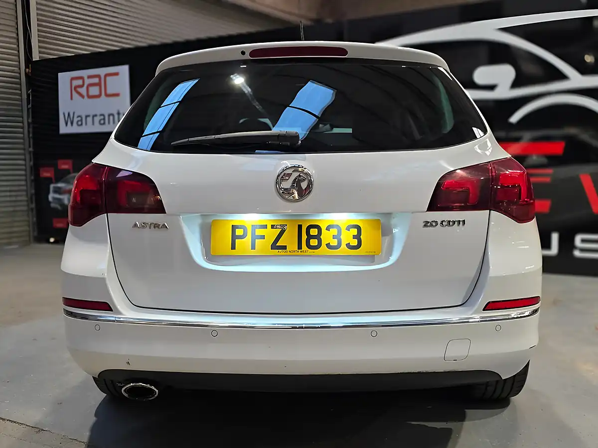 Used 2013 Vauxhall Astra Se White - Interior and Exterior details 8