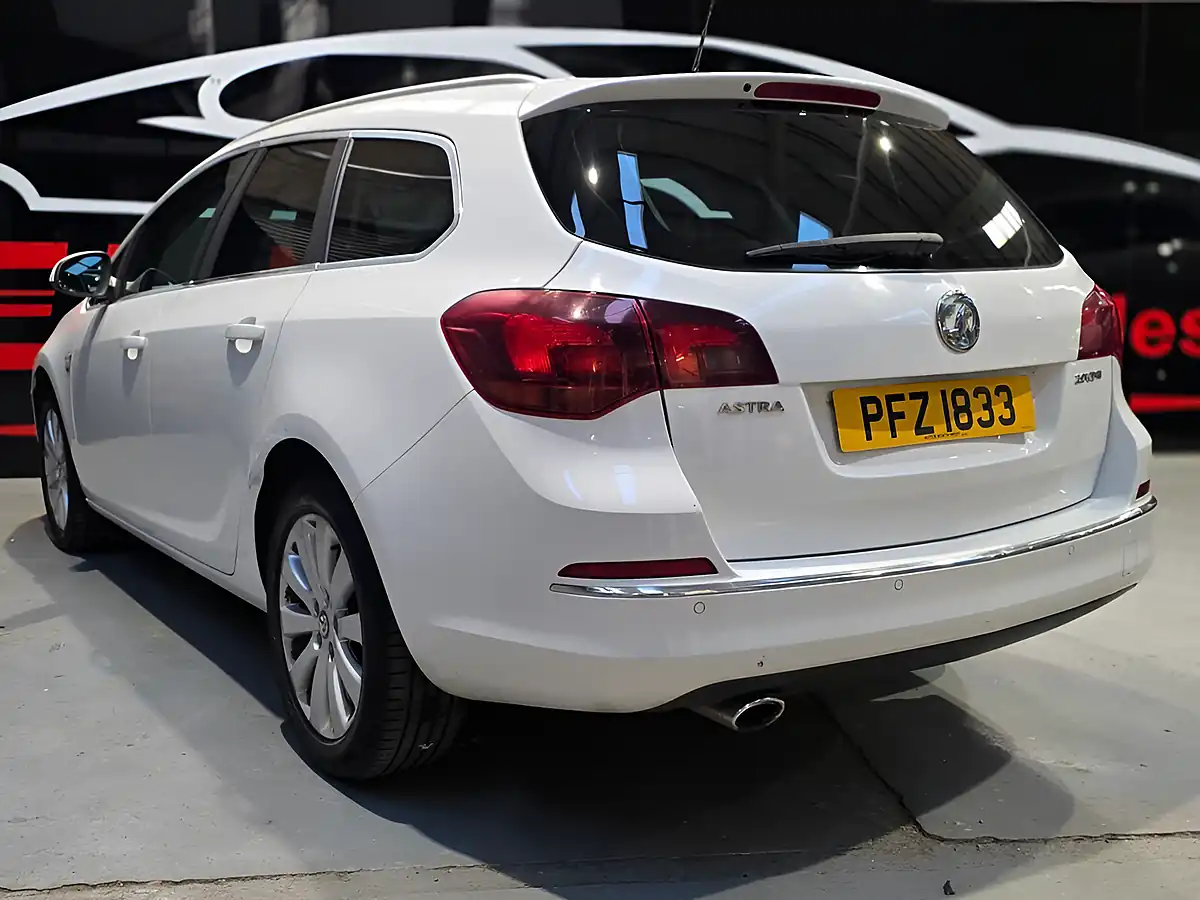 Used 2013 Vauxhall Astra Se White - Interior and Exterior details 9