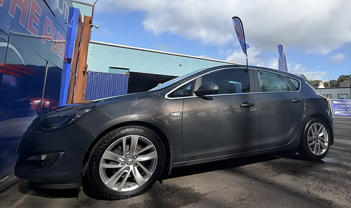 Used 2013 Vauxhall Astra Sri Black - Interior and Exterior details 14