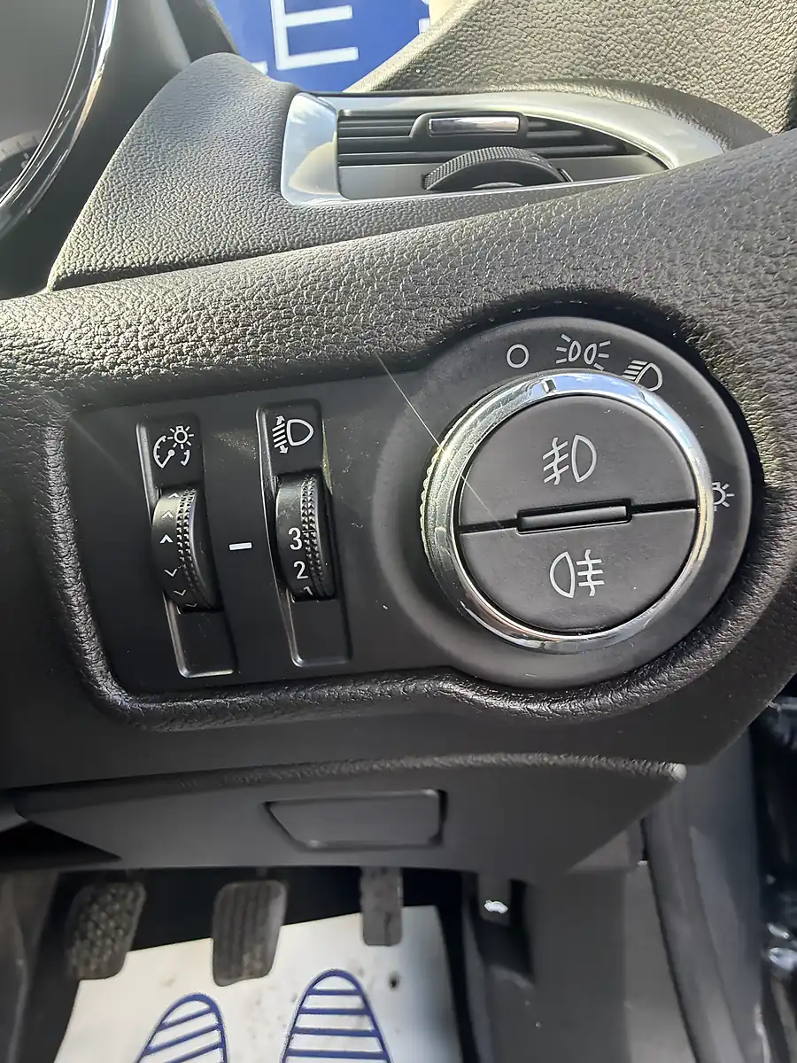 Used 2013 Vauxhall Astra Sri Black - Interior and Exterior details 19