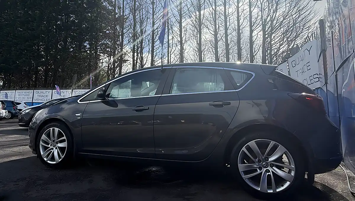 Used 2013 Vauxhall Astra Sri Black - Interior and Exterior details 3