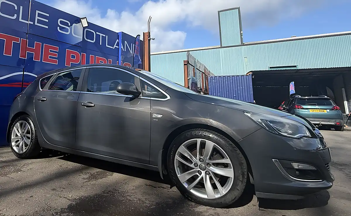 Used 2013 Vauxhall Astra Sri Black - Interior and Exterior details 8