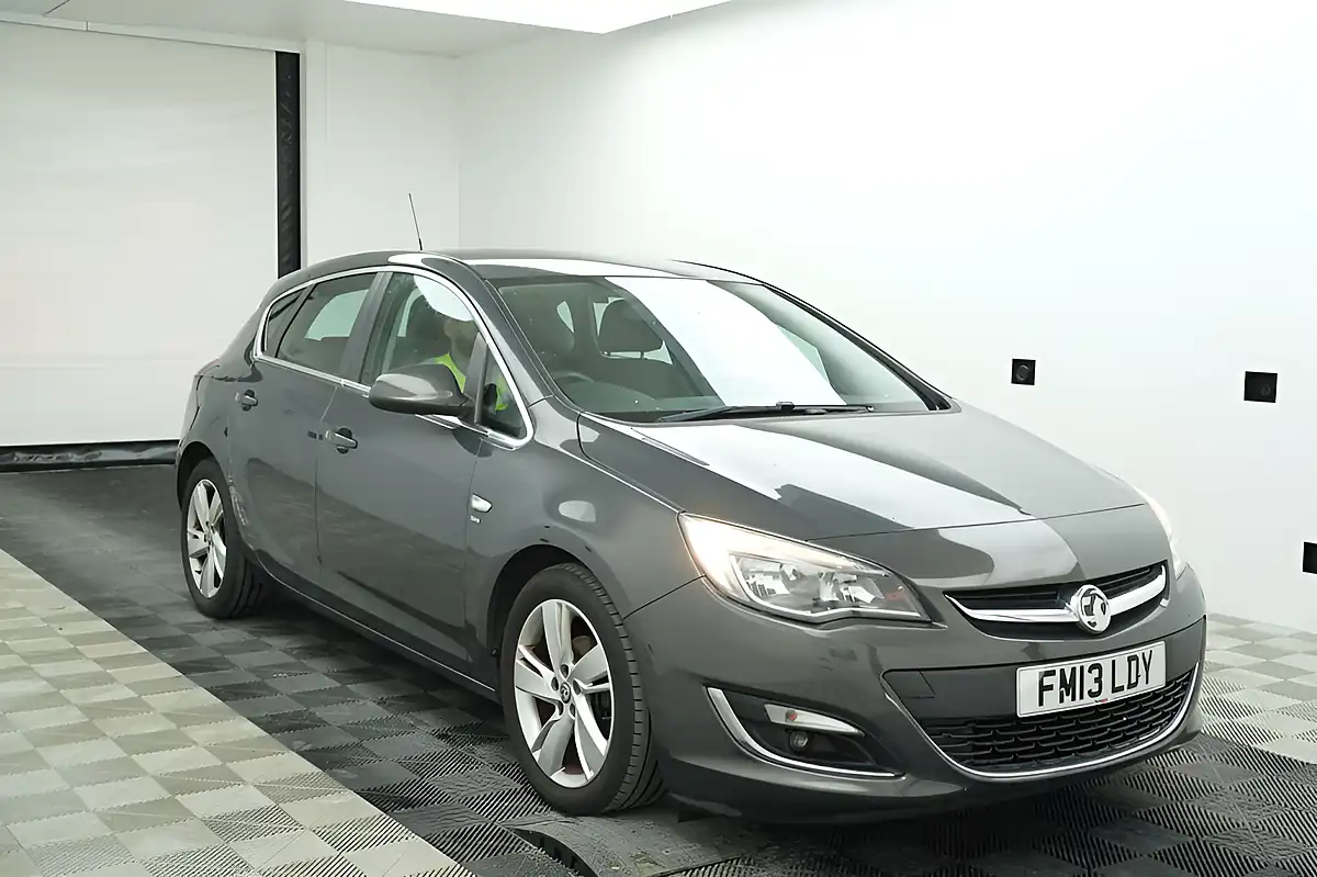 Used 2013 Vauxhall Astra Sri Grey - Front View