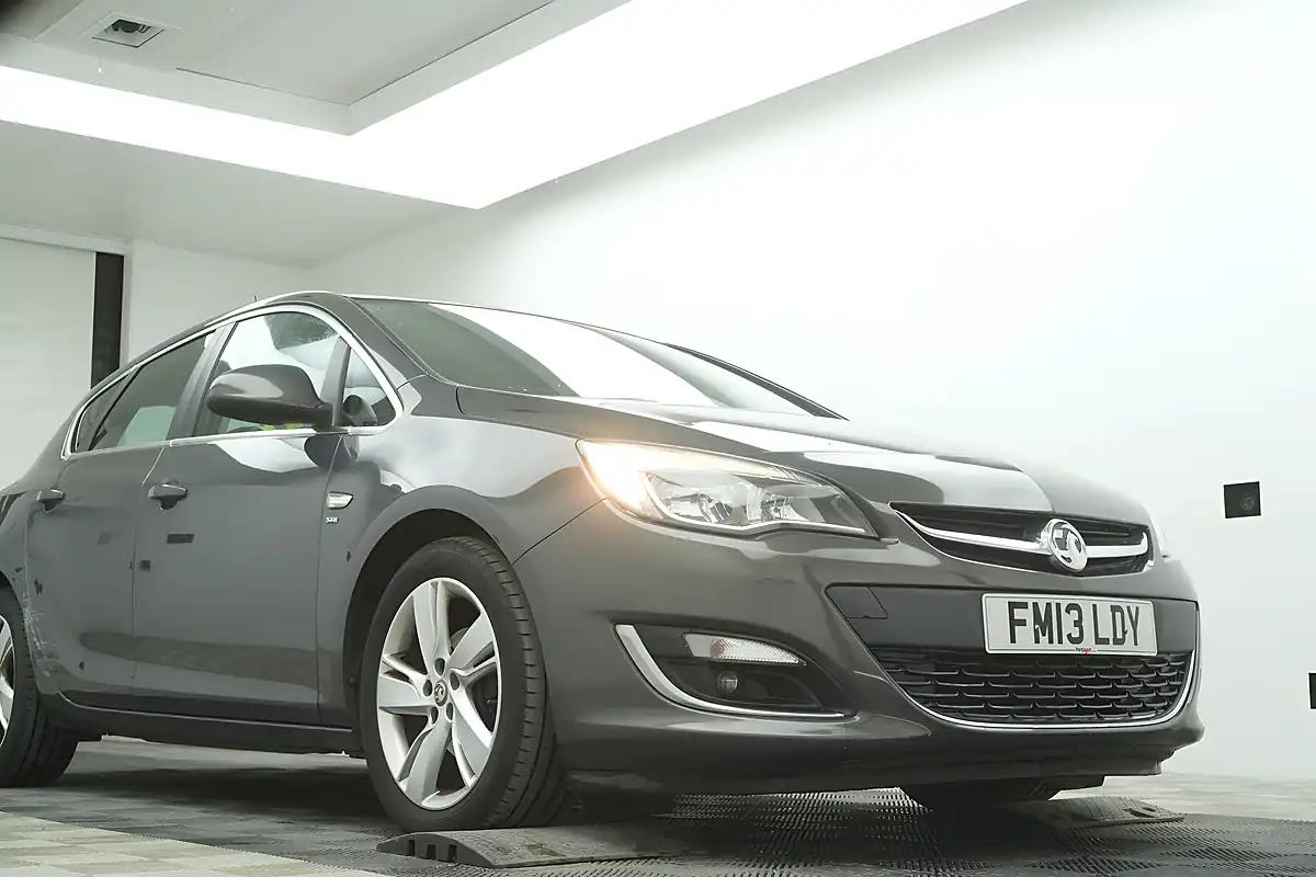 Used 2013 Vauxhall Astra Sri Grey - Interior and Exterior details 5