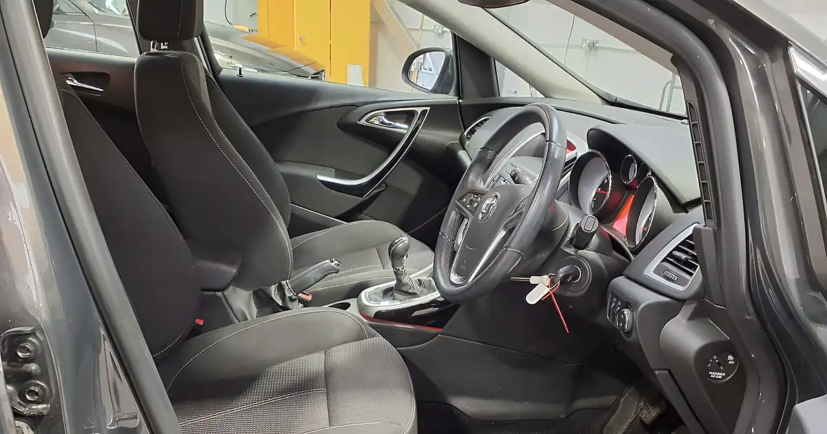 Used 2013 Vauxhall Astra Sri Grey - Interior and Exterior details 7
