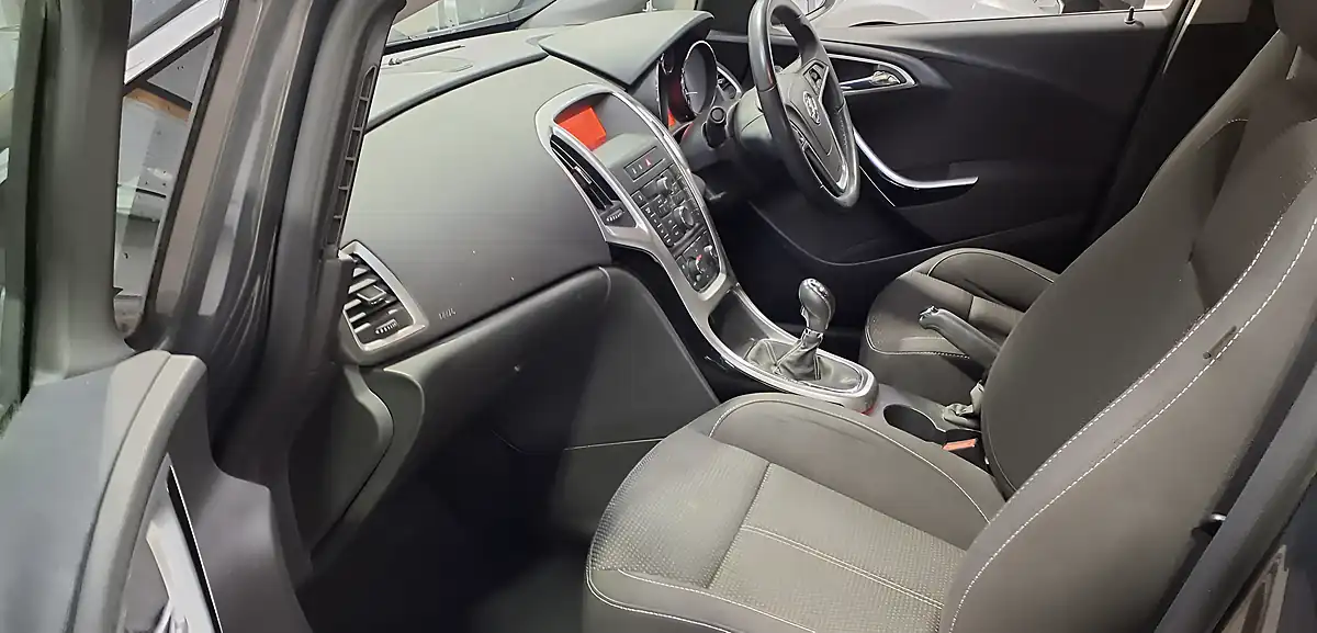 Used 2013 Vauxhall Astra Sri Grey - Interior and Exterior details 8
