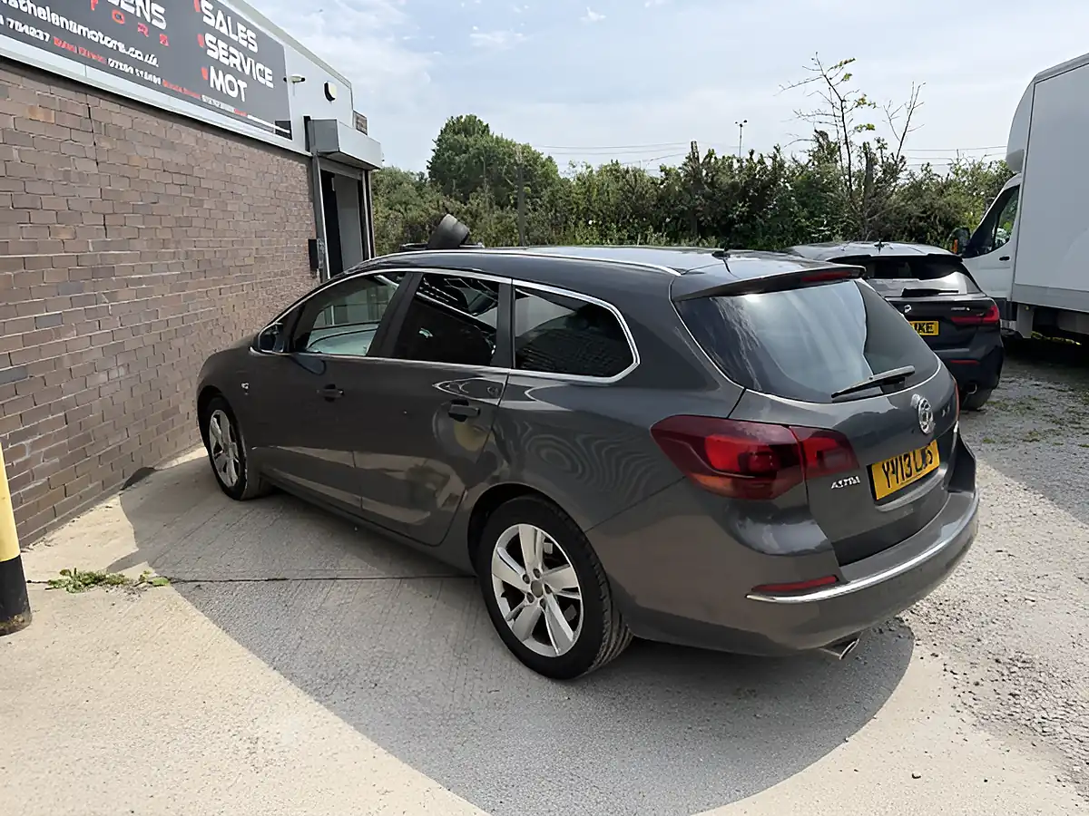 Used 2013 Vauxhall Astra Sri Grey - Interior and Exterior details 13