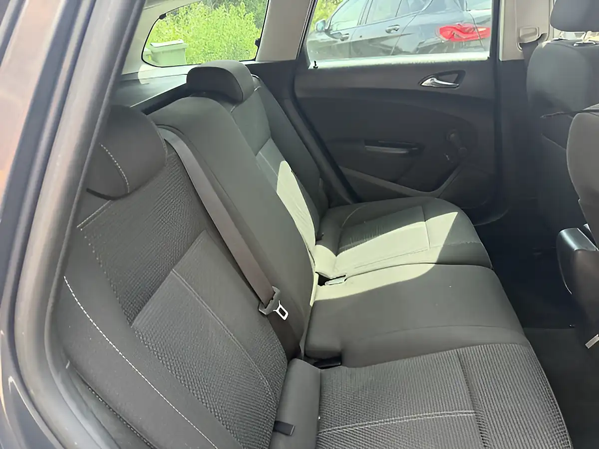 Used 2013 Vauxhall Astra Sri Grey - Interior and Exterior details 16