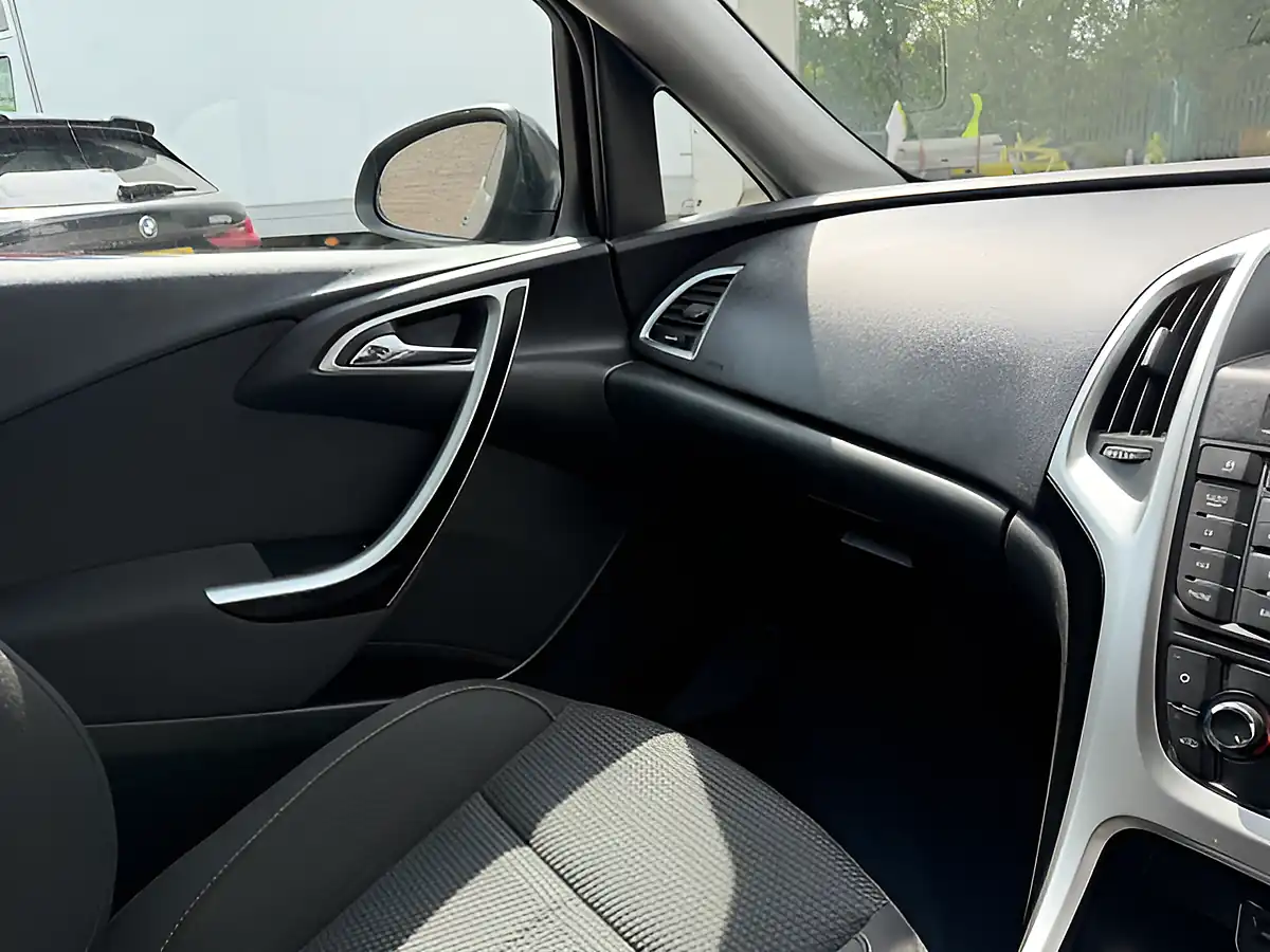 Used 2013 Vauxhall Astra Sri Grey - Interior and Exterior details 19