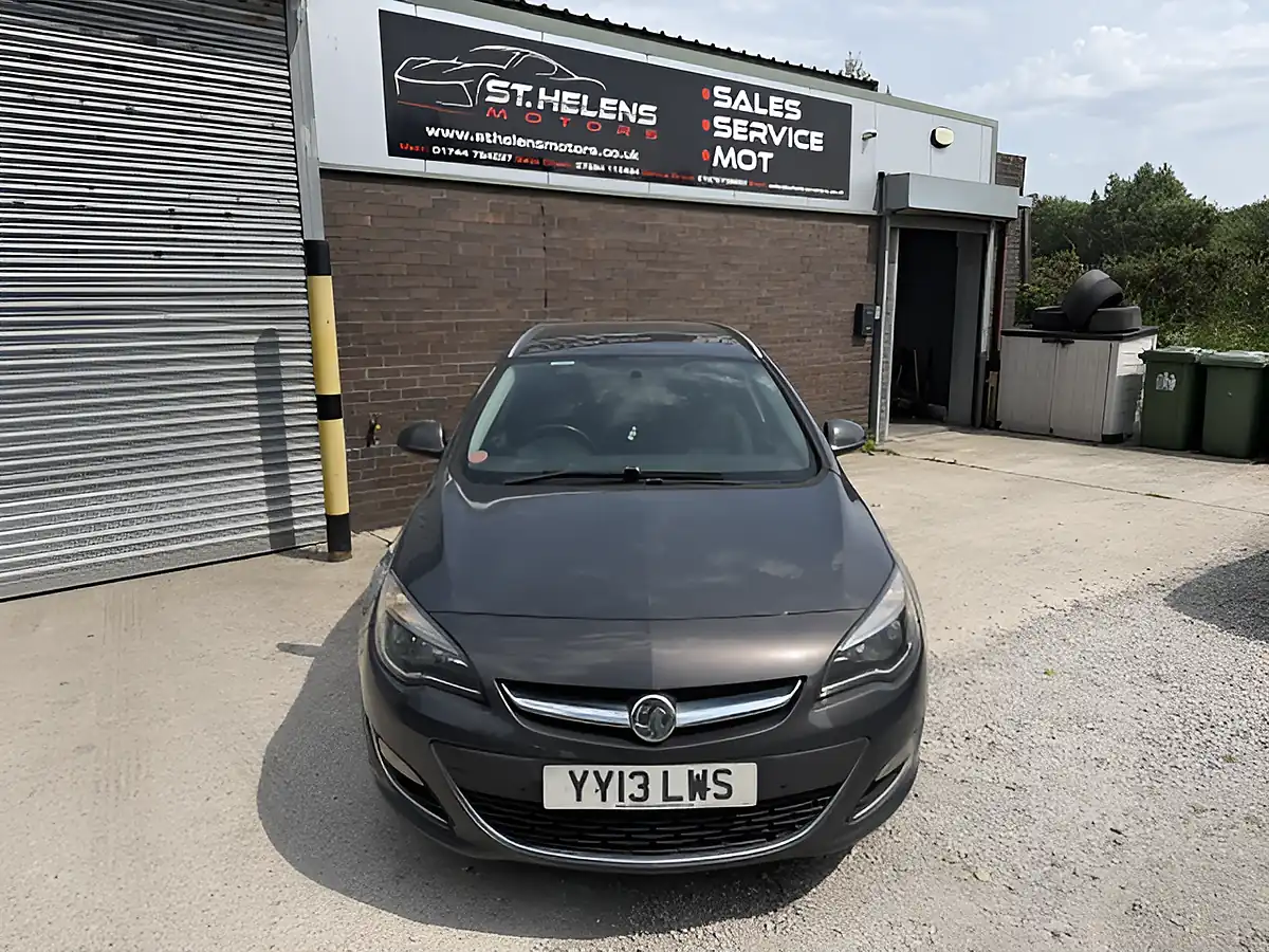 Used 2013 Vauxhall Astra Sri Grey - Interior and Exterior details 4