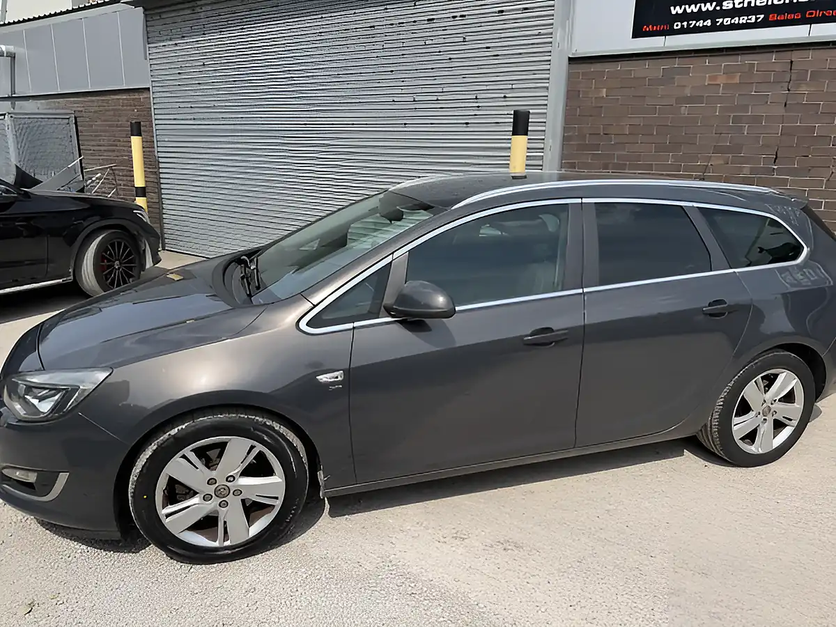Used 2013 Vauxhall Astra Sri Grey - Interior and Exterior details 6