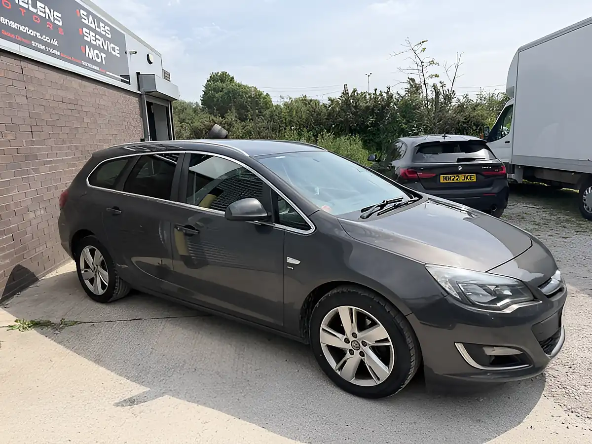 Used 2013 Vauxhall Astra Sri Grey - Interior and Exterior details 8