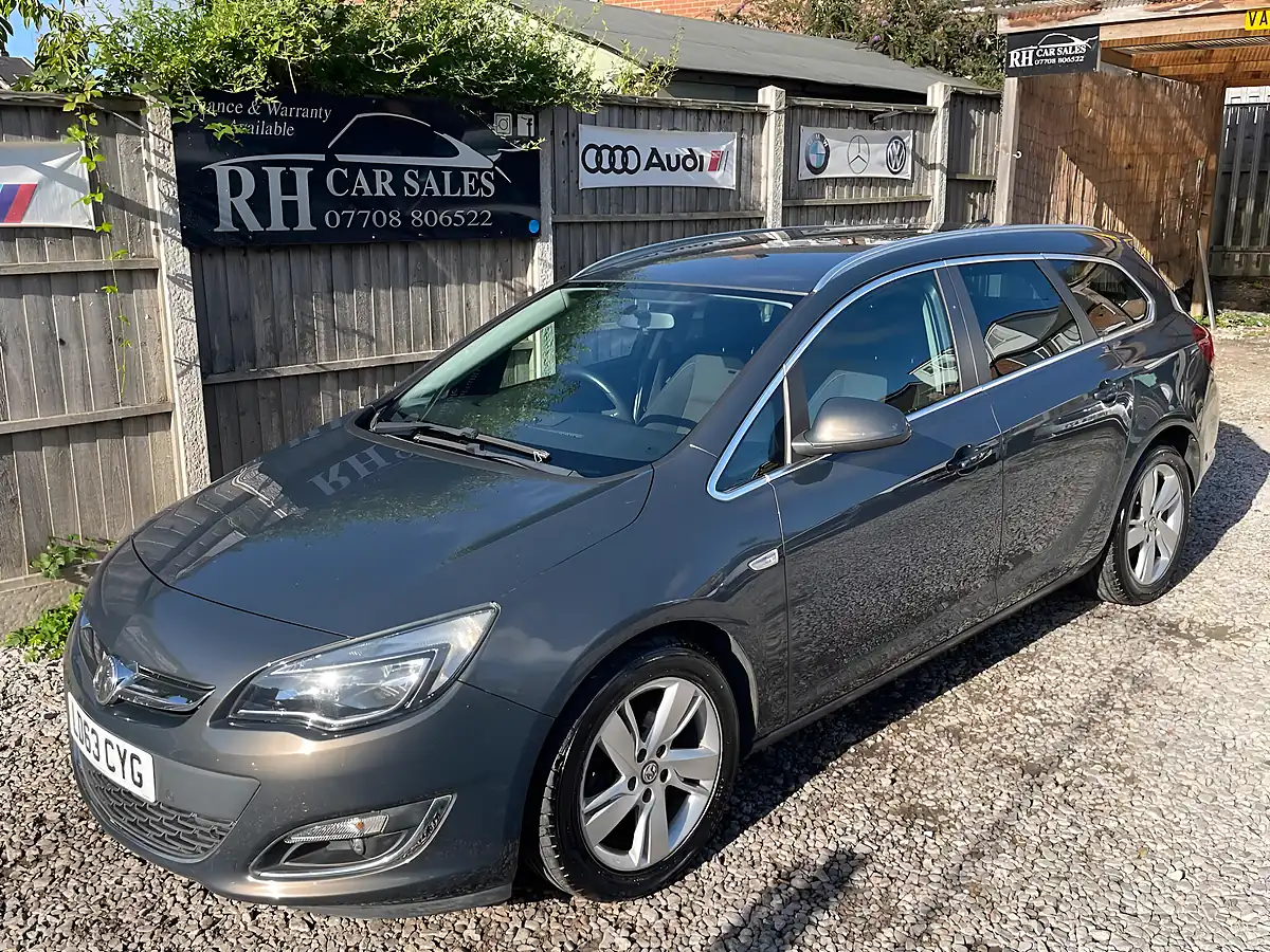 Used 2013 Vauxhall Astra Sri Grey - Front View