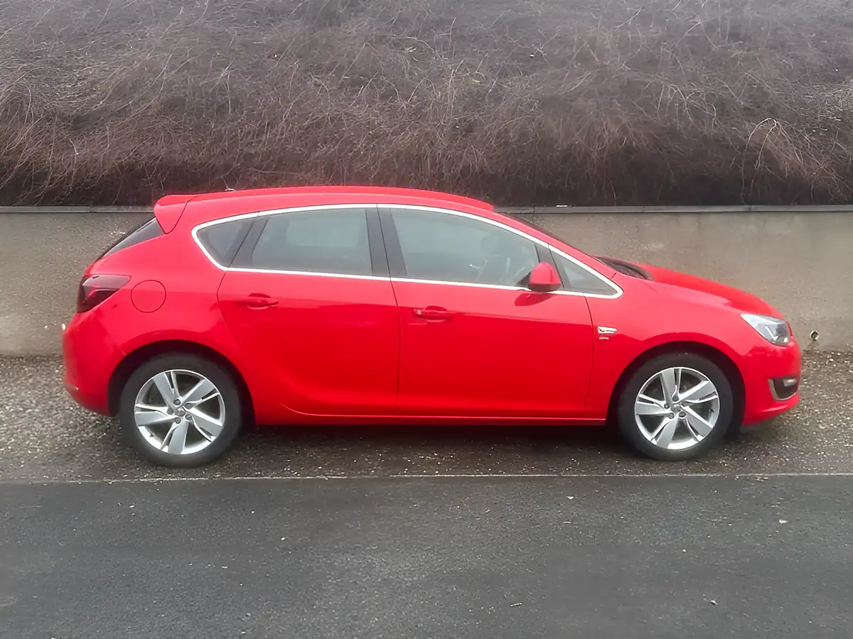 Used 2013 Vauxhall Astra Sri Red - Interior and Exterior details 3