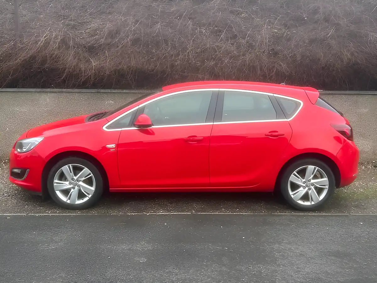 Used 2013 Vauxhall Astra Sri Red - Interior and Exterior details 4