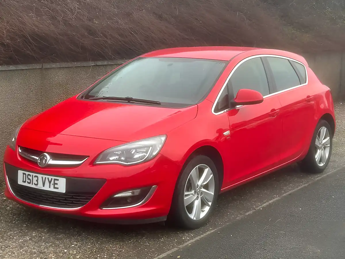 Used 2013 Vauxhall Astra Sri Red - Interior and Exterior details 6