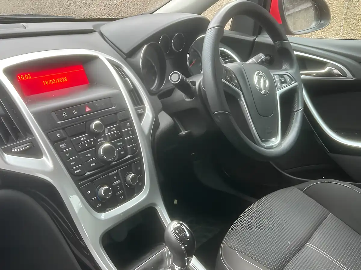 Used 2013 Vauxhall Astra Sri Red - Interior and Exterior details 9