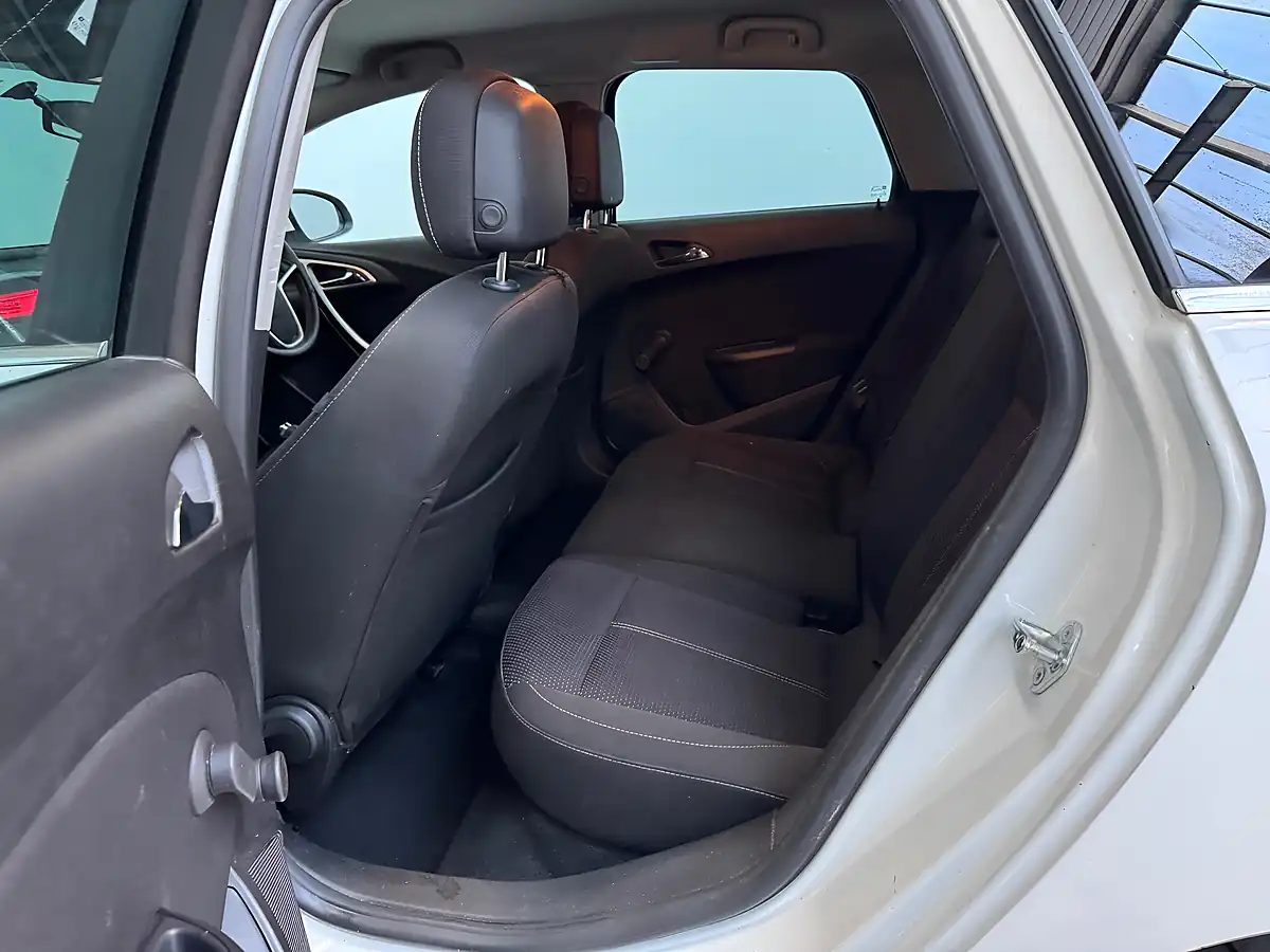 Used 2013 Vauxhall Astra Sri Sports Tourer Summit White - Interior and Exterior details 10