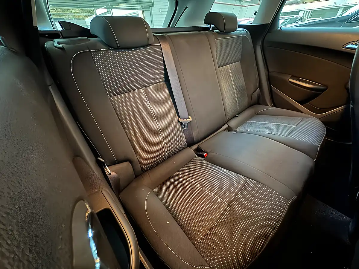 Used 2013 Vauxhall Astra Sri Sports Tourer Summit White - Interior and Exterior details 11
