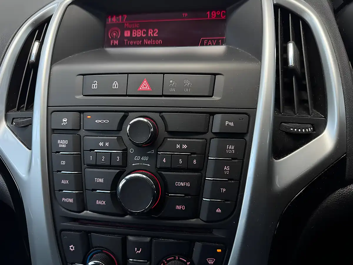 Used 2013 Vauxhall Astra Sri Sports Tourer Summit White - Interior and Exterior details 15