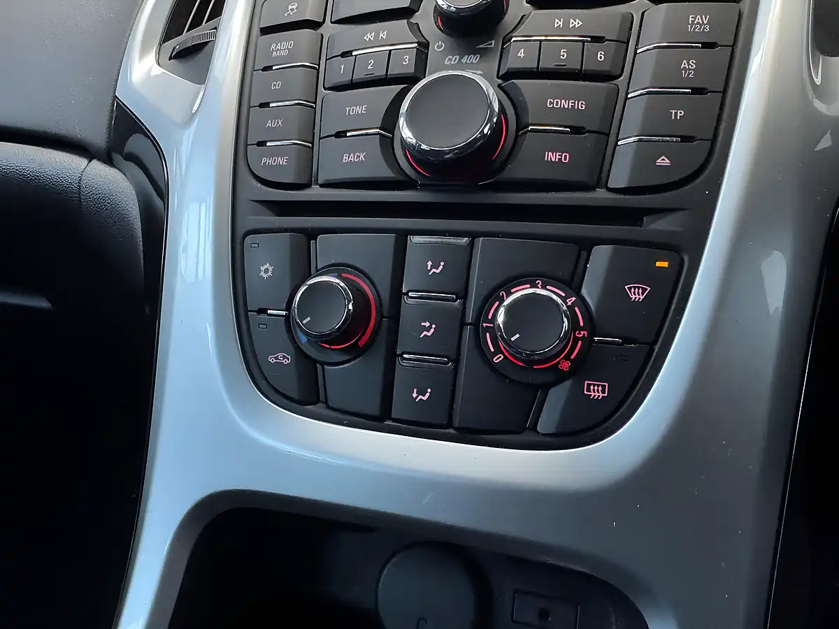 Used 2013 Vauxhall Astra Sri Sports Tourer Summit White - Interior and Exterior details 16