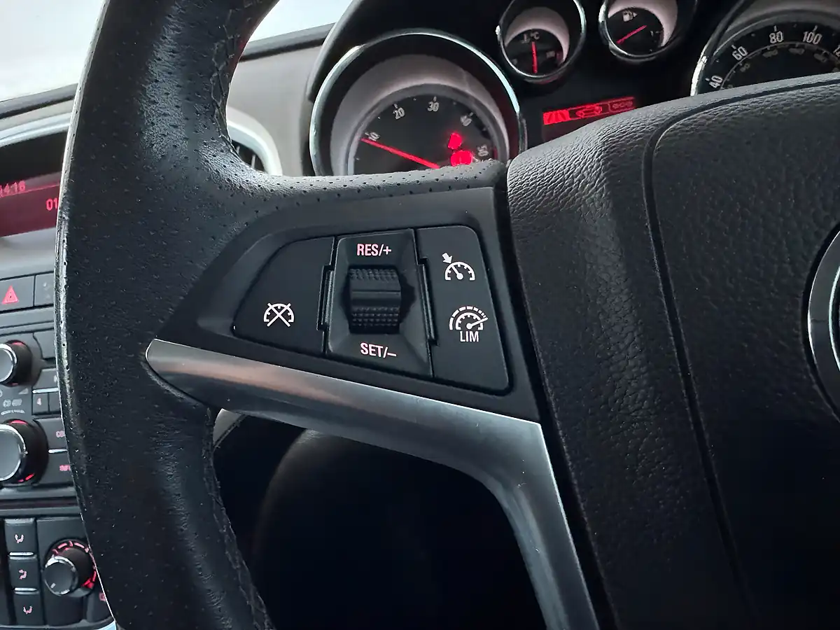 Used 2013 Vauxhall Astra Sri Sports Tourer Summit White - Interior and Exterior details 18