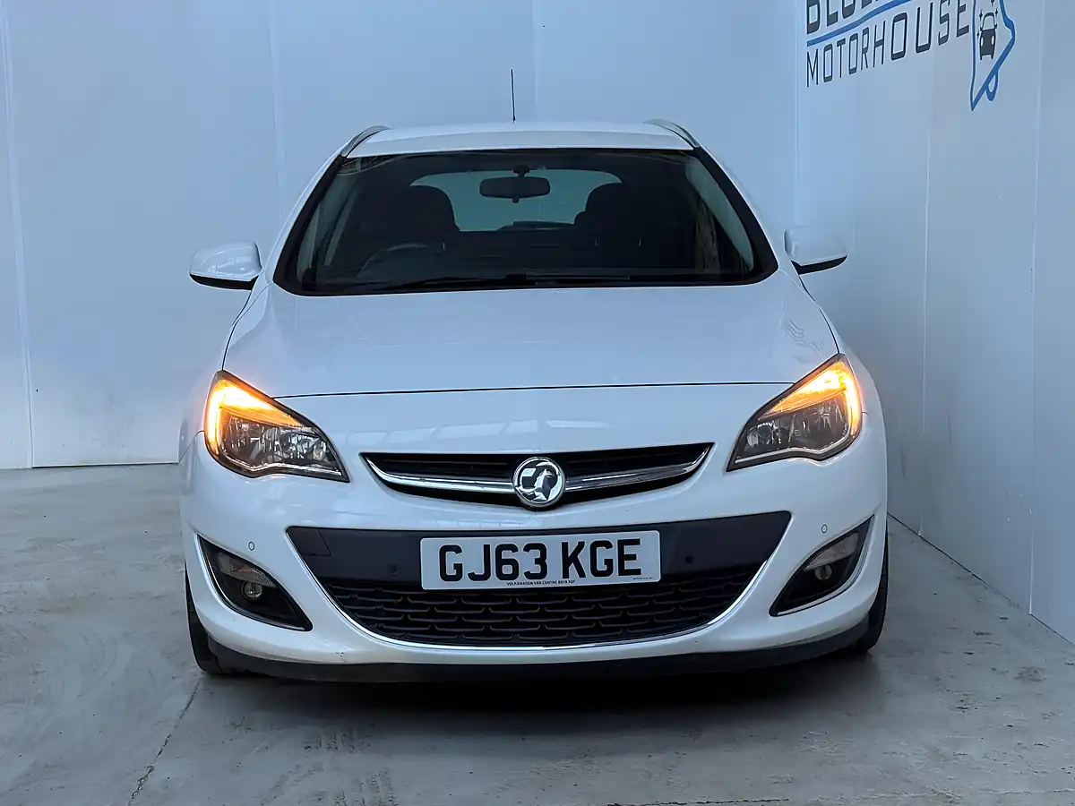 Used 2013 Vauxhall Astra Sri Sports Tourer Summit White - Interior and Exterior details 2