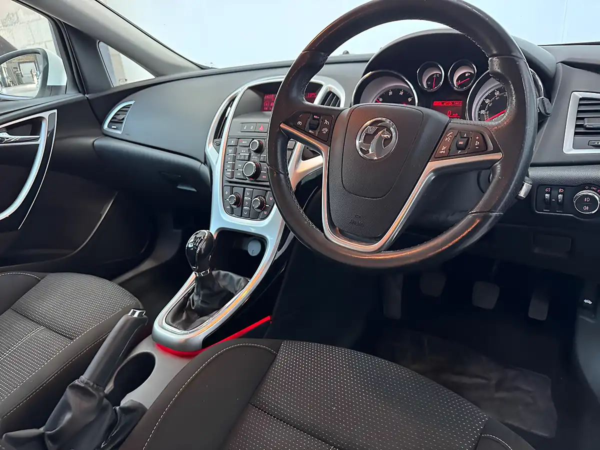 Used 2013 Vauxhall Astra Sri Sports Tourer Summit White - Interior and Exterior details 3